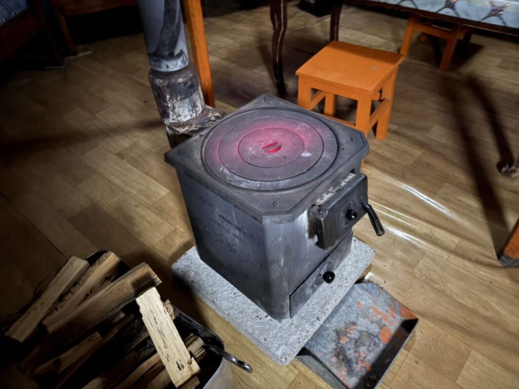 ゲル内にある薪ストーブ