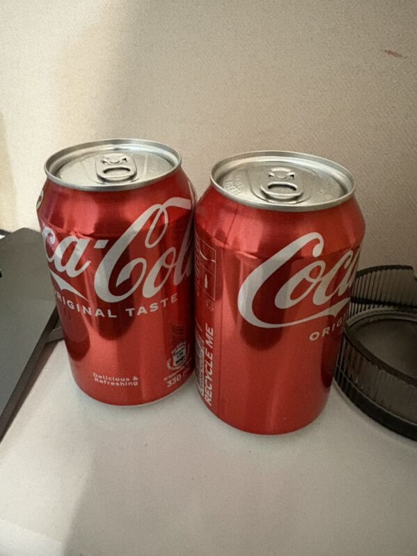 ホテルの部屋にあったコーラ2本の写真