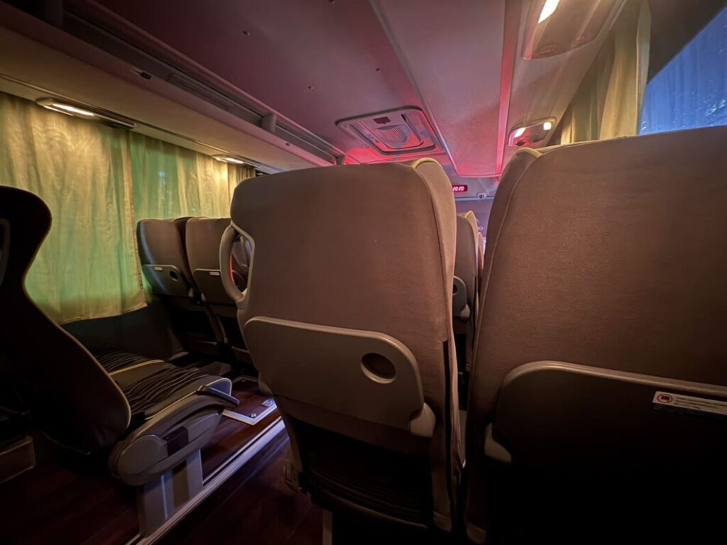 記事で紹介しているX19線のバスの車内の様子