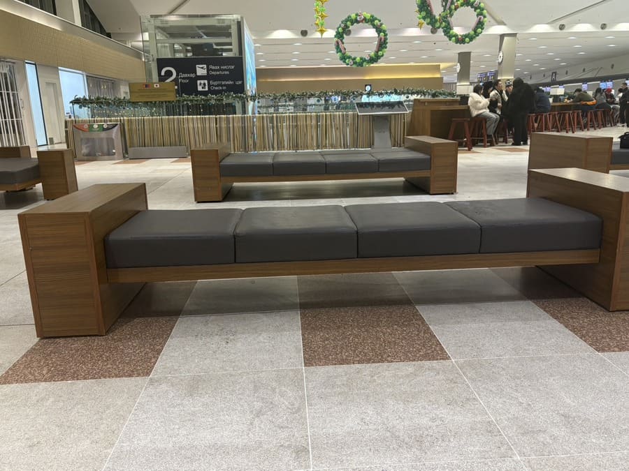 チンギス・ハーン空港で寝られるベンチ