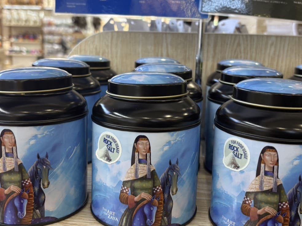 モンゴルの定番お土産のジャムツ岩塩の写真