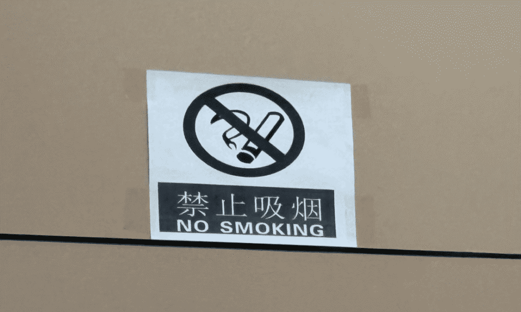 ホテルの廊下にある禁煙標識